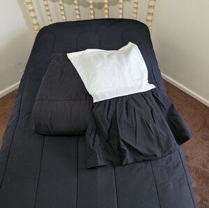 Black comforter set and skirt x2 (Twin)